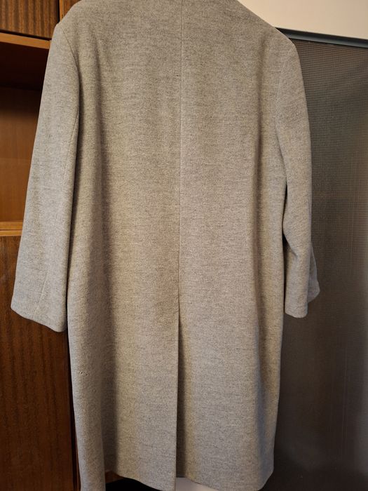 Elegancki, wełniany płaszcz w jasnej szarości.