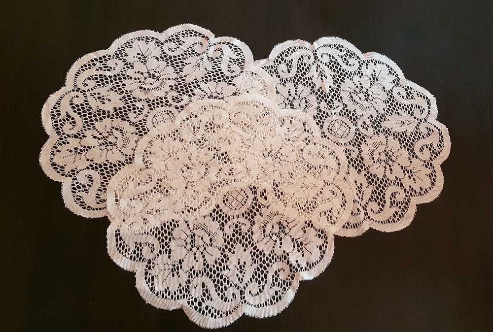 3 naperons de renda branca redondos motivo geométricos (Alentejo)