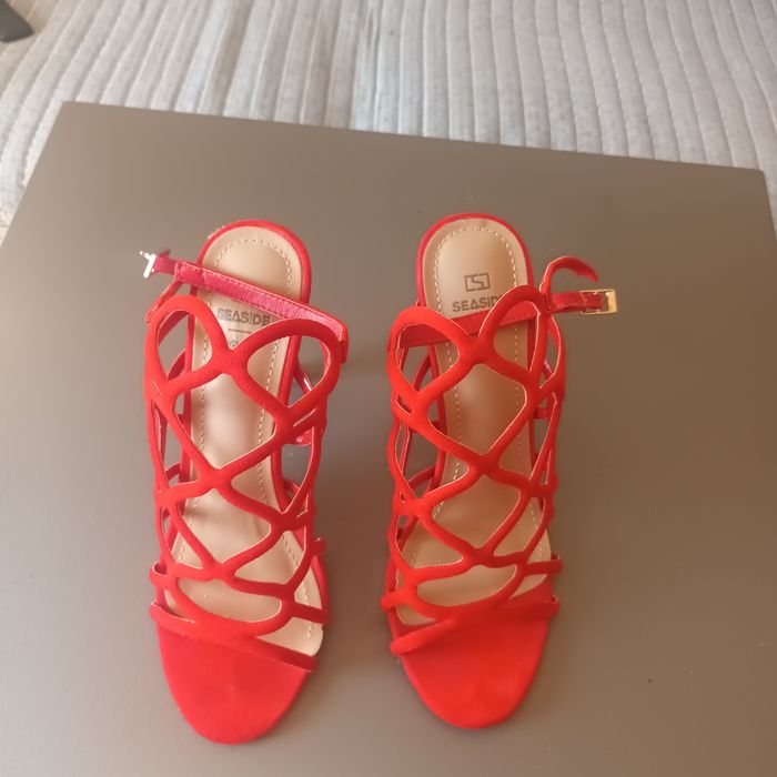 Sandálias vermelhas salto