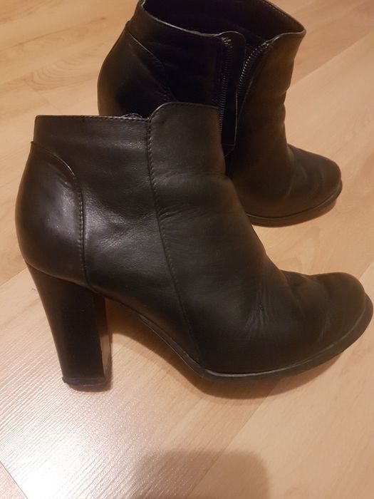 Czarne skórzane botki na obcasie