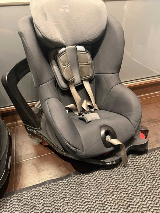 Fotelik obrotowy Britax Römer Dualfix M i-Size 61-105 cm (ISOFIX)