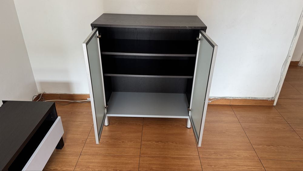 Móvel com prateleiras e portas vidro