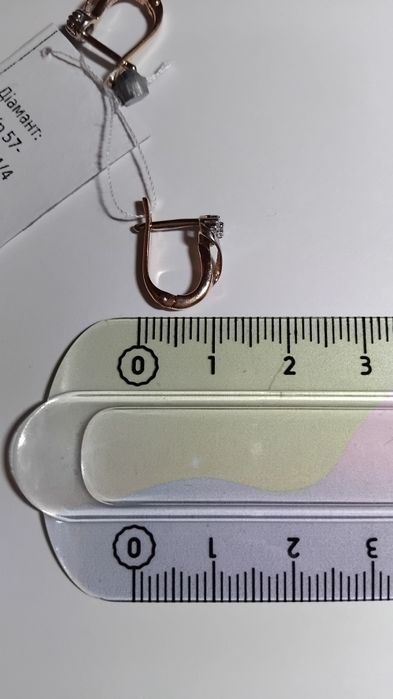 Золотые серьги новые с бриллиантами вес 2,43 грамма