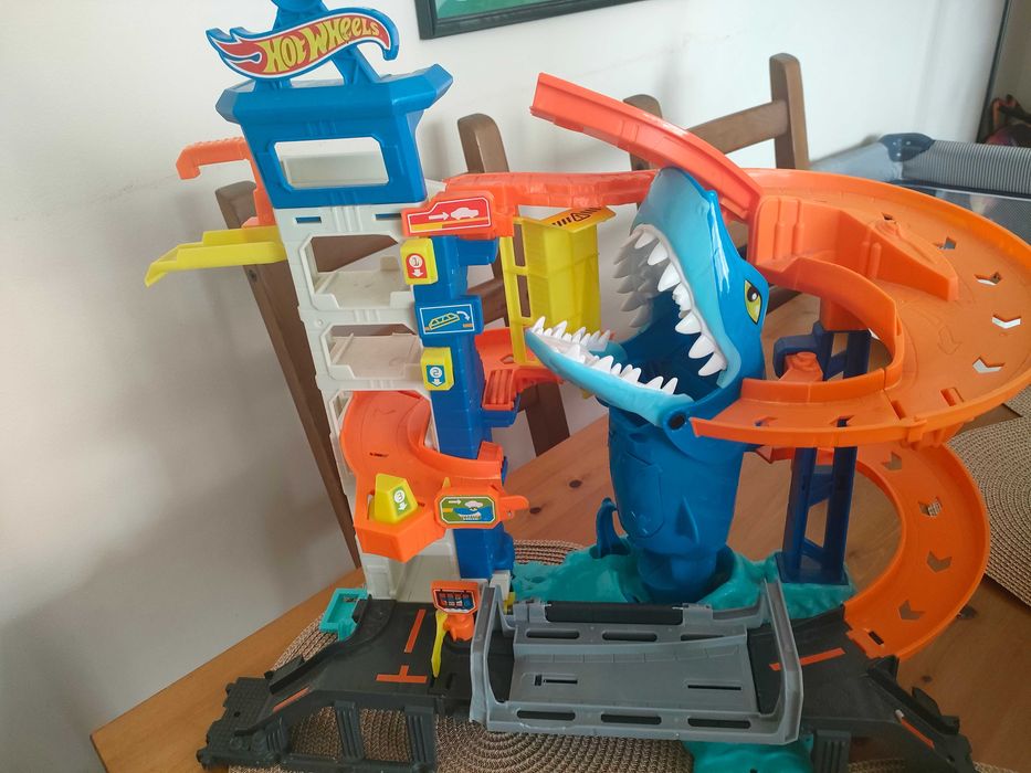HotWheels garaż rekin