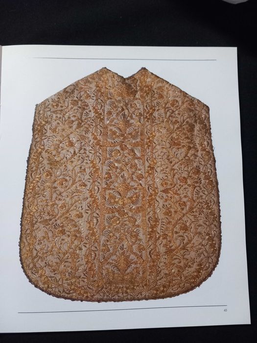 Livro - Mantos Régios e Paramentos do Paço Ducal de Vila Viçosa