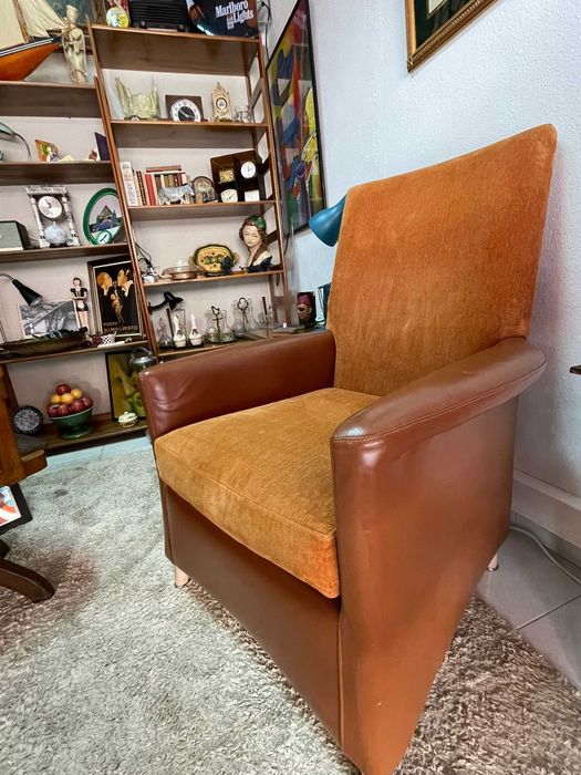 Poltrona de espaldar em pele e tecido