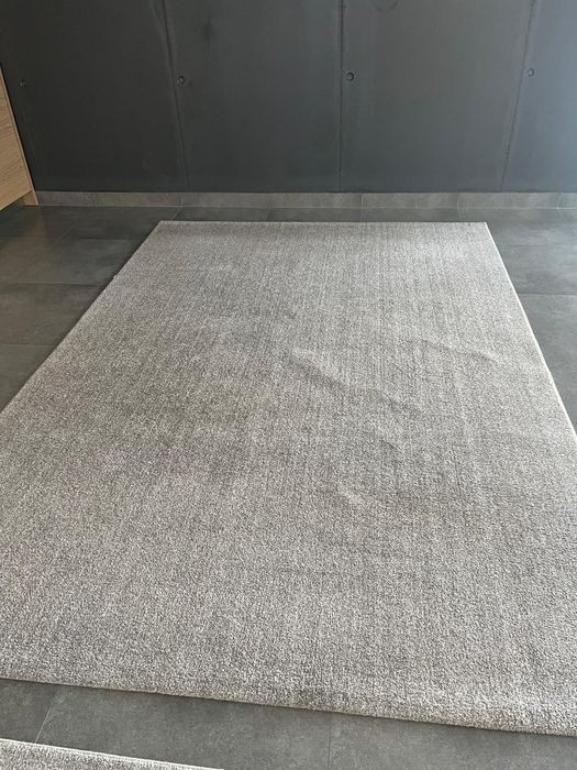 Carpetes com pouco uso tons de cinza.