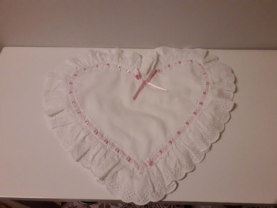 Fronhas e naprons com fita rosa