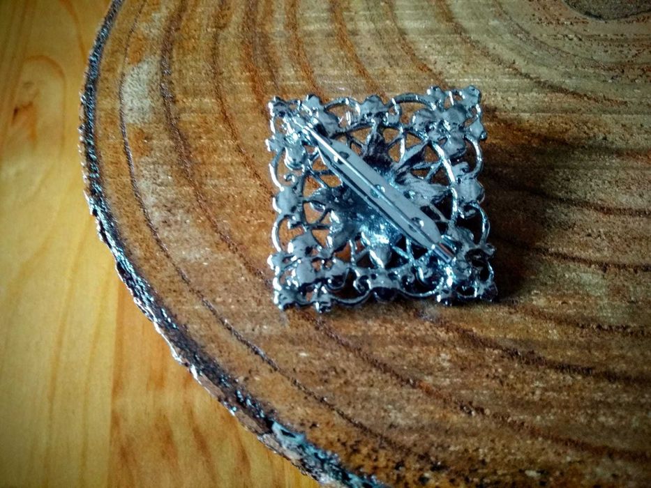 (PORTES GRÁTIS) Alfinete de Peito Detalhado em Rosa Claro e Prateado