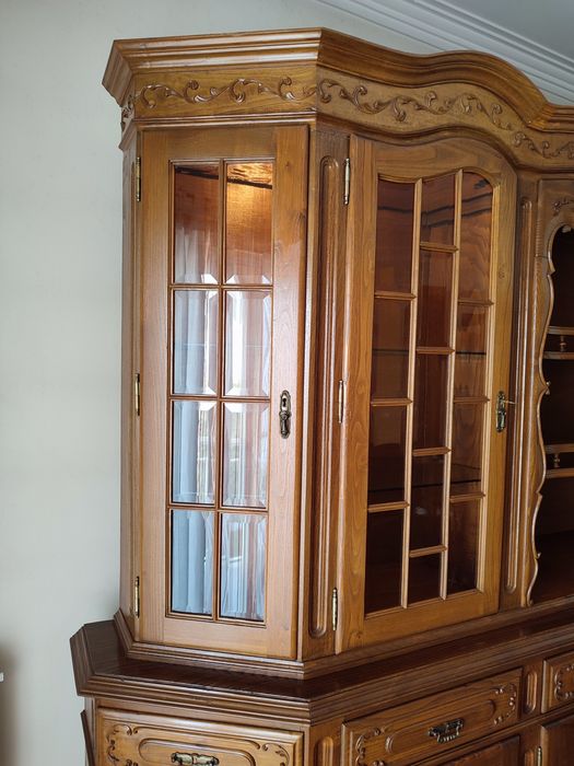 Móvel de sala com mesa e 6 cadeiras