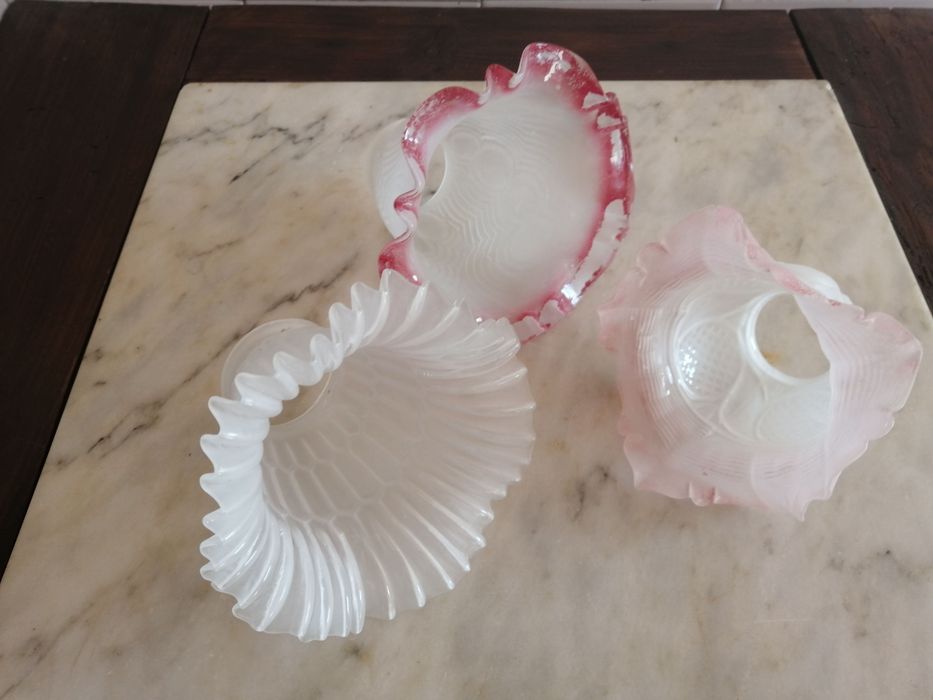 várias tulipas em vidro para candeeiros