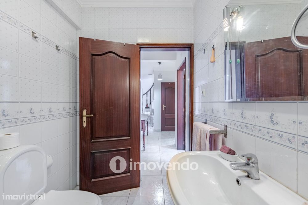 Moradia T4, com áreas amplas e jardim, em Faro