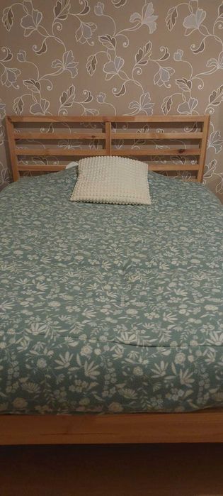 Cama de Casal com Colchão e Mesa de Cabeceira (em perfeito estado)