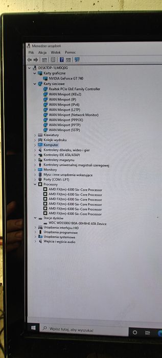 Komputer pc z monitorem i okablowaniem.