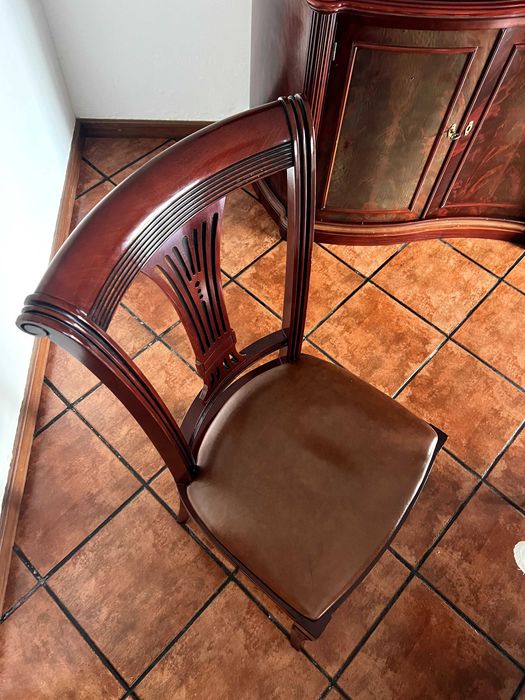 Conjunto móvel cristaleira + mesa jantar + 6 cadeiras