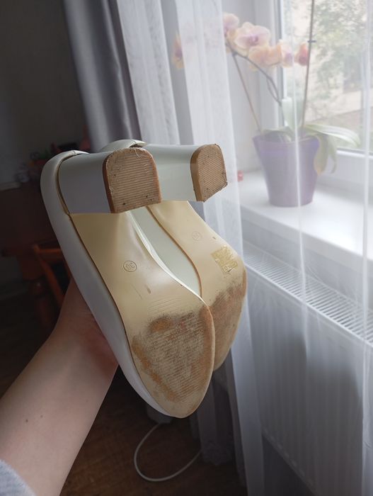 Туфлі молочні на каблуці