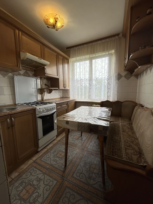 Квартира в гарному стані, з меблями в центральній частині.