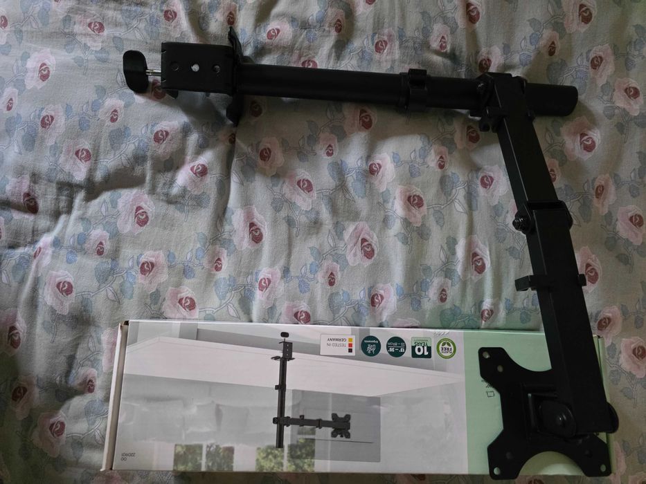 Stojak czarny do montażu monitora  firmy Hama - na biurku zrobi się dwa razy więcej miejsca :-)