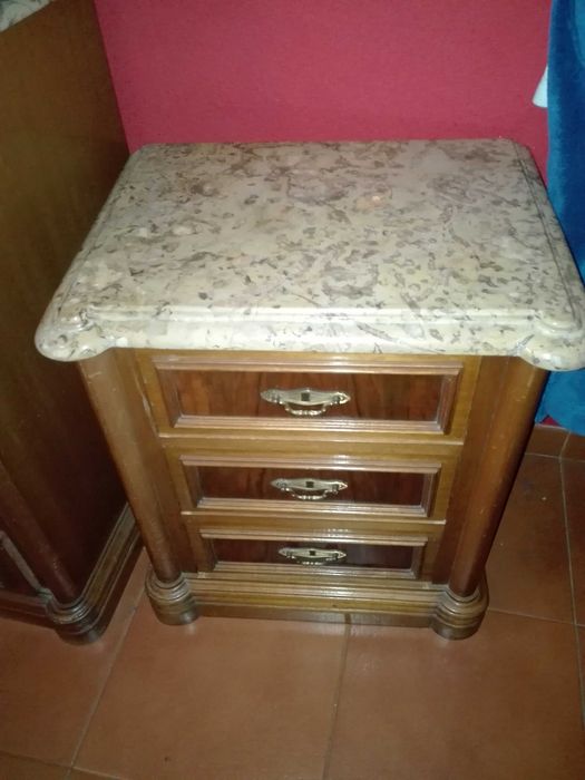 mesa de cabeceira com pedra