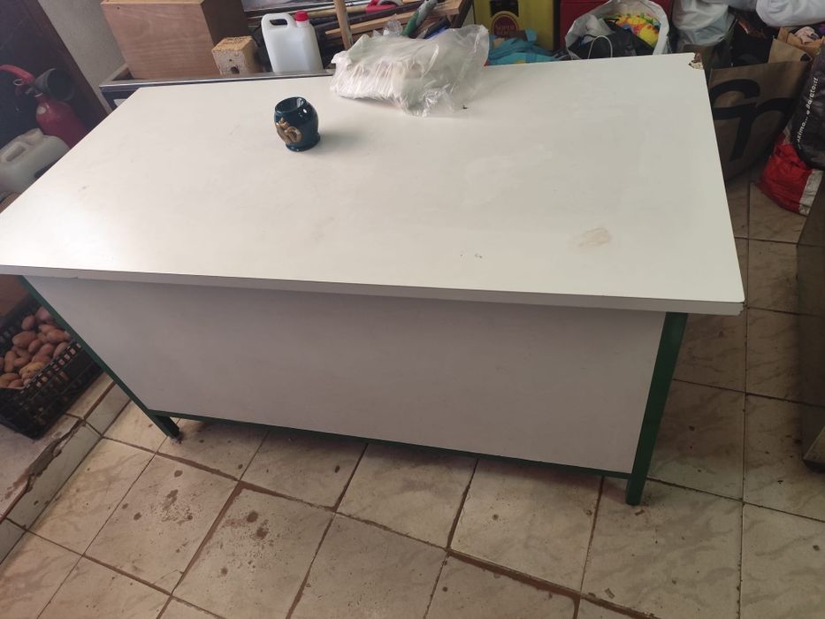 Vende de recheio de mercearia - estantes, arcas frigoríficas e outros