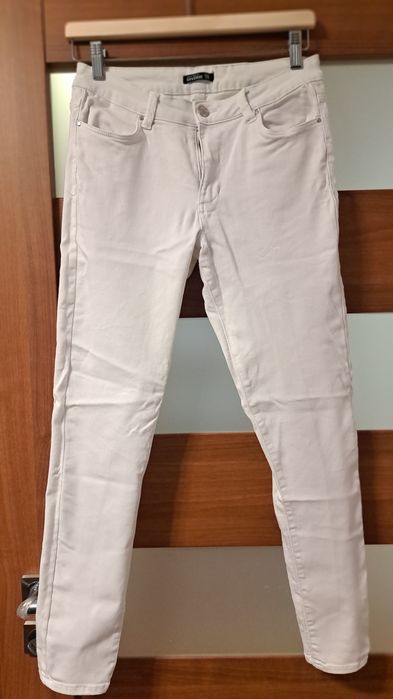 Białe spodnie diverse M