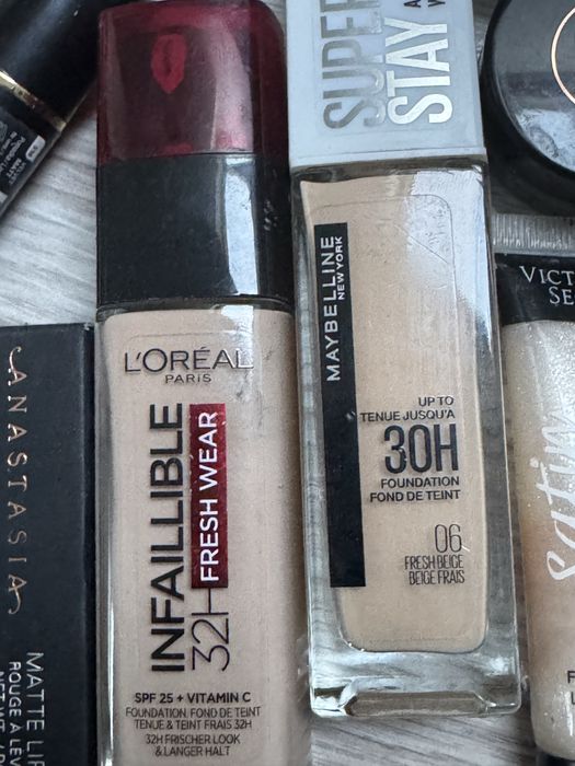 zestaw kosmetyków do makijażu