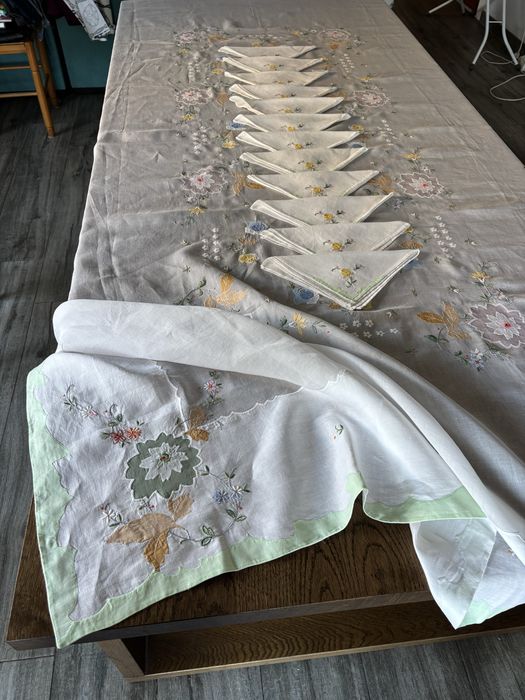 Toalha de mesa bordada à mão sobre linho e organza