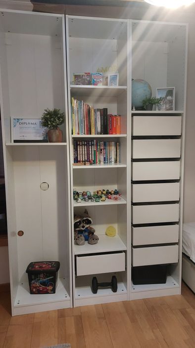 Roupeiro aberto com 8 gavetas branco, IKEA semi
novo, pouco uso,
2,37x