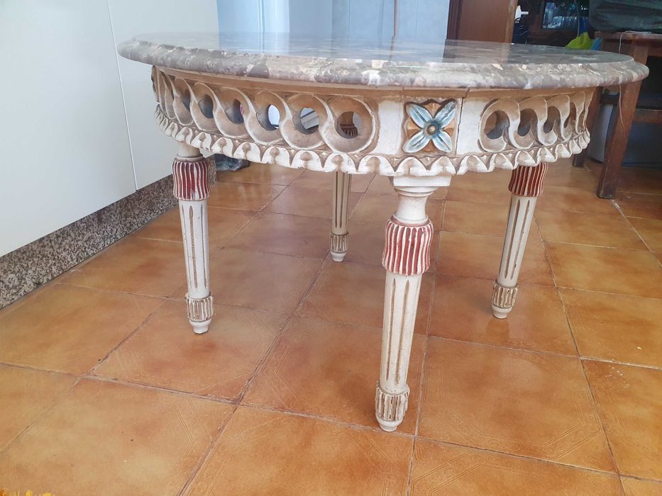 Mesa de centro com tampo em mármore