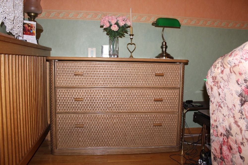 Zestaw rattanowy - komoda , etażerka , stolik