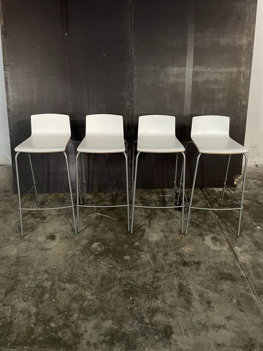 Bancos brancos lacados