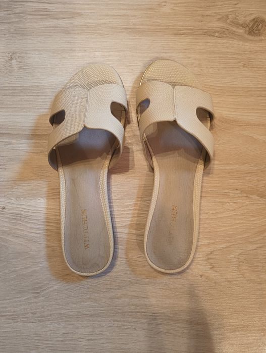 Beżowe klapki Wittchen