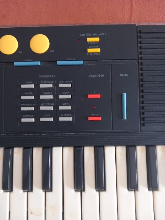 Teclado Eletrónico Vintage Lloytron K727 - 100% Funcional (Sinal de Idade nas Teclas)