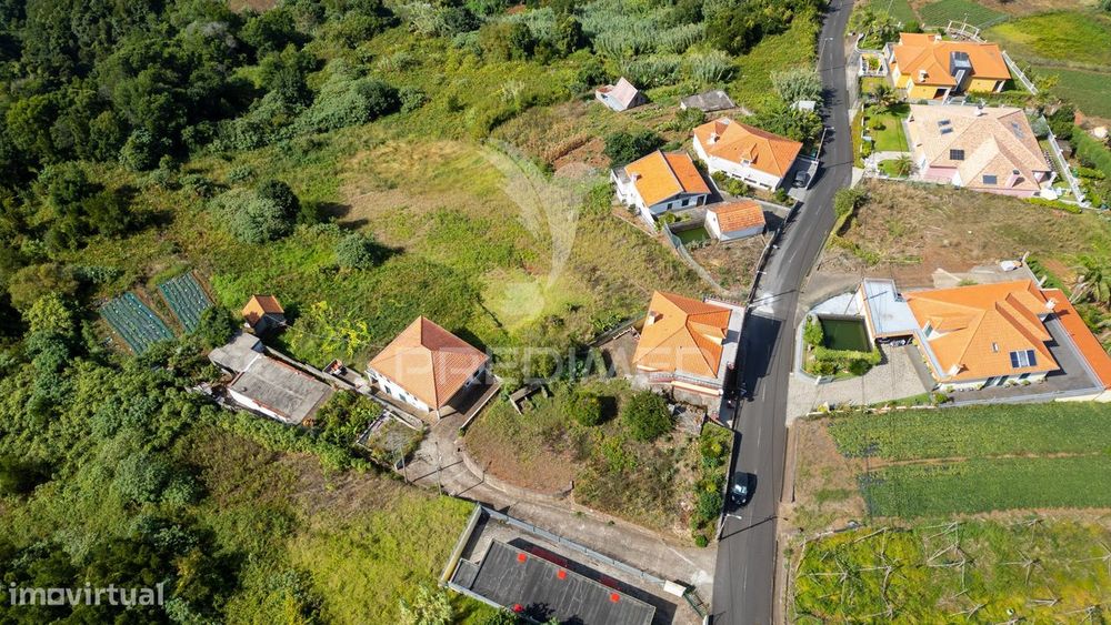 Moradia T3 com sótão, e terreno de 4.650 m² — Santana