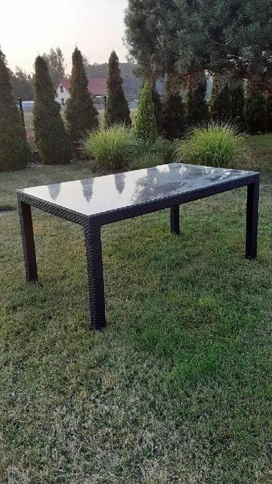 Stół ogrodowy z szybą