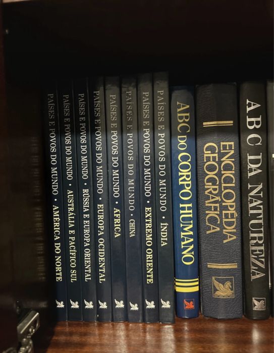 Livros variados de capa dura de Readers digest