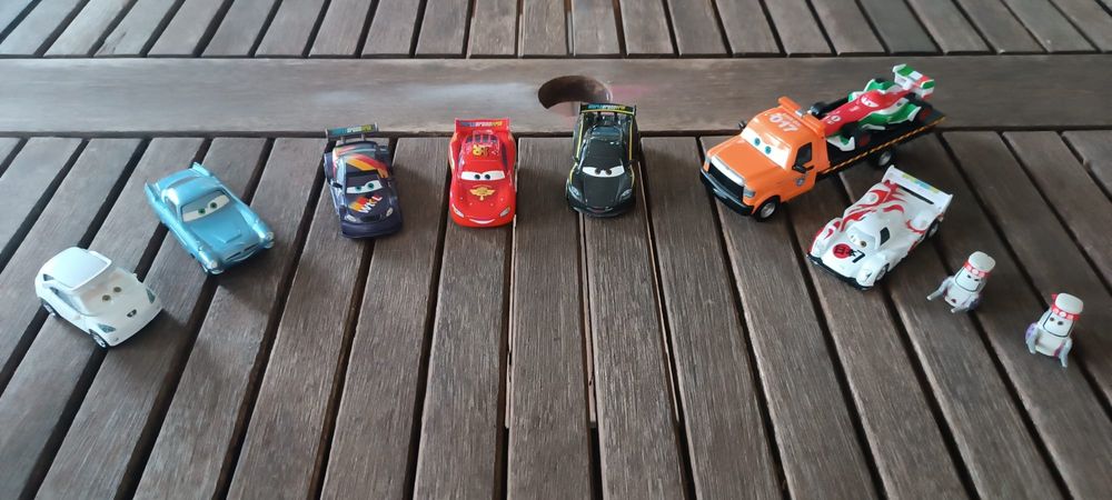 Brinquedos carros e aviões pixar