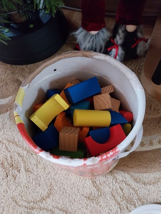 Klocki drewniane w wiaderku