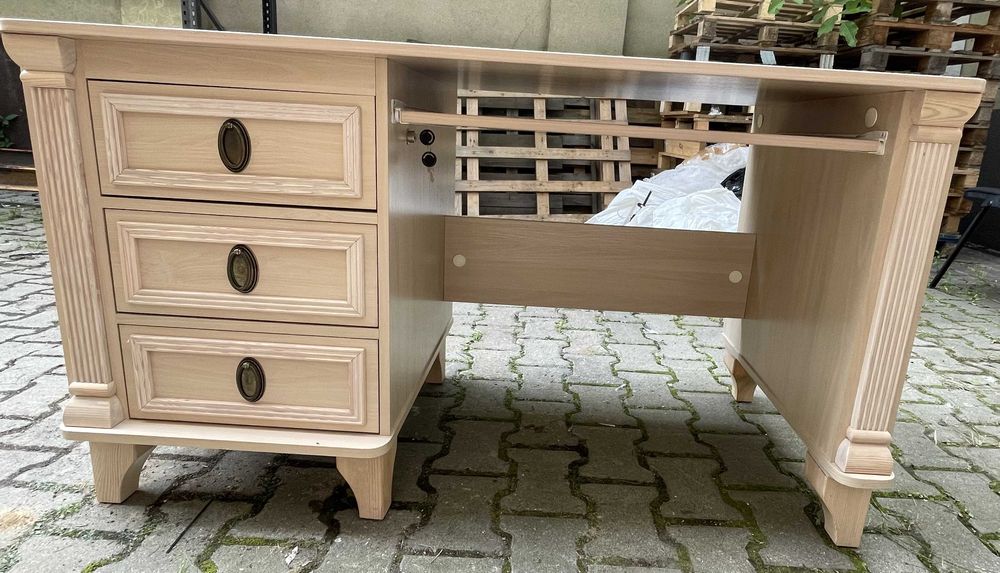 -->DO PRACY I NAUKI: Solidne biurko drewniane z pakietem udogodnień.