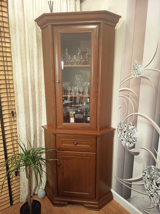 Szafka narożna z witryna.