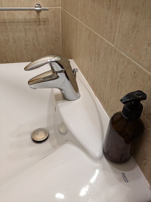 Lavatório casa de banho/WC com espelho e acessórios