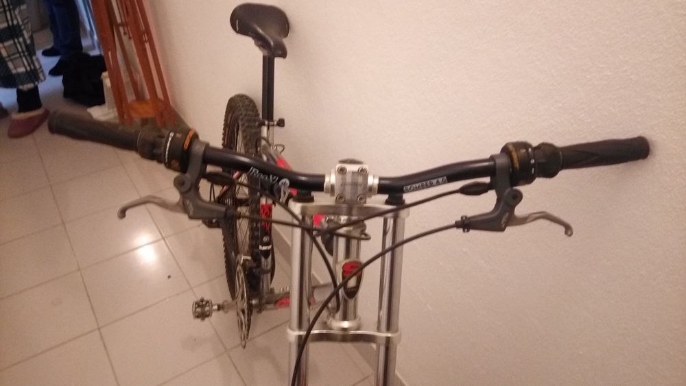 Bicicleta de BTT dupla suspensão