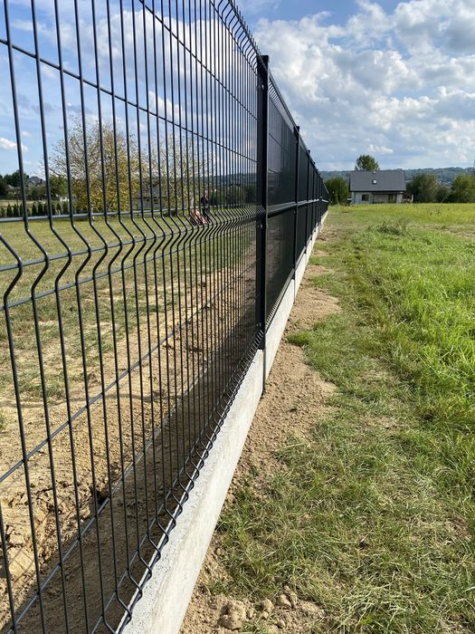 Montaż paneli ogrodzeniowych