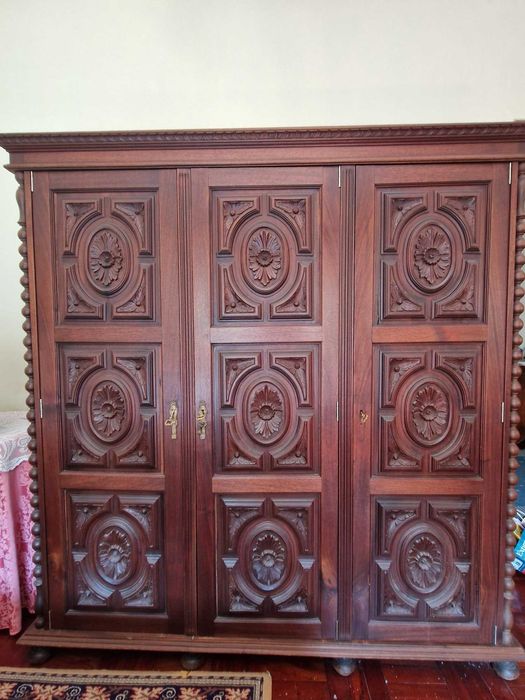 Mobilia de Quatro (conjunto de cama, guarda fatos e comoda)