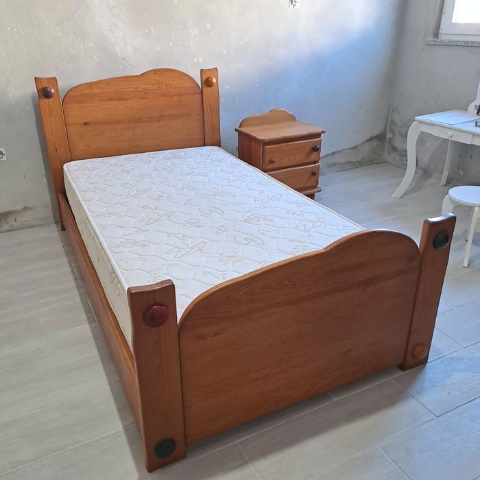 Cama e mesa de cabeceira infantil