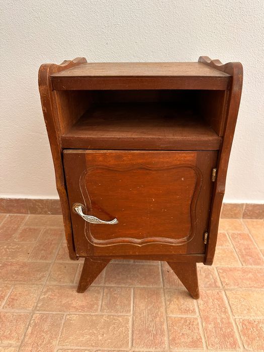 Mesa de cabeceira de madeira