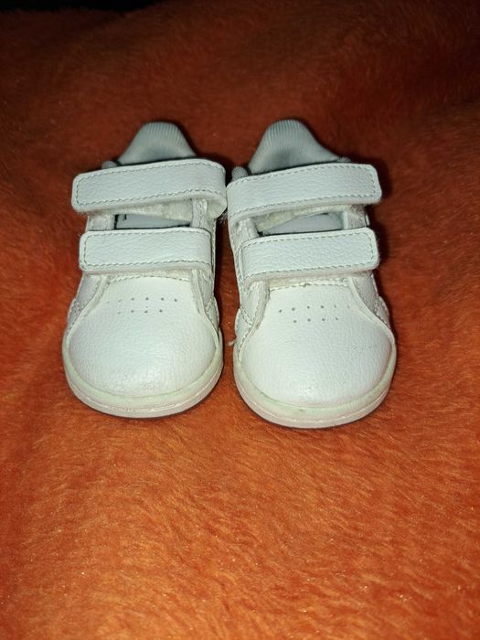 sapatinha adidas bege