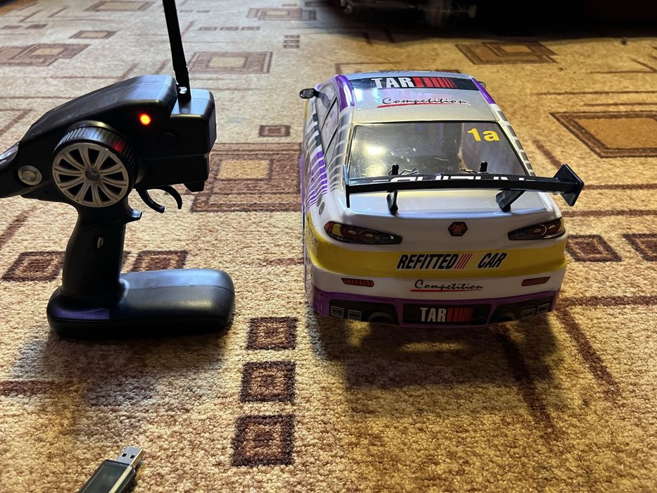 Продам машинку на радіокеруванні