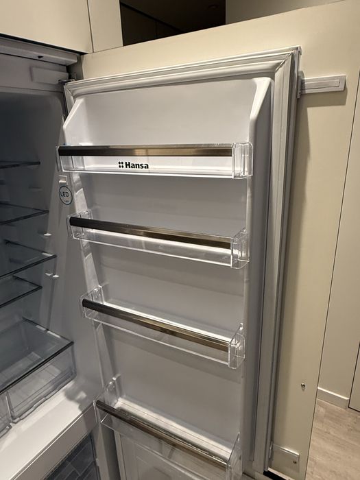 Холодильник вбудований Hansa