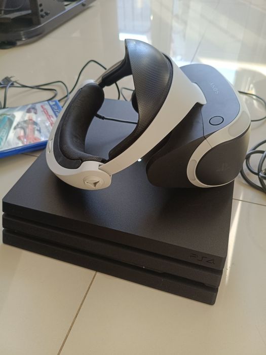 PS4 pro 1tb + cały zestaw VR + 2 x pad 2 x pałki 2 x kamera Gry
